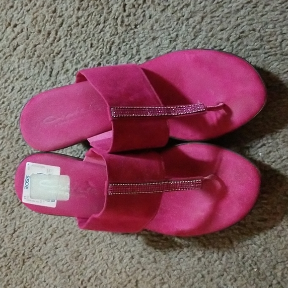 Fuchsia Pink wedges with stone done down the center - Picture 5 of 7